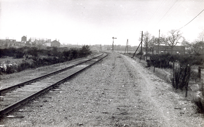 158962 Gezicht op de spoorbaan te Gennep, uit het oosten. Het rechter spoor is kort na de oorlog opgebroken. Links op ...
